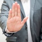 会社・仕事へ行くと吐き気や涙、拒否反応が出る!!原因や症状別の種類と効果的な改善対策・対処方法