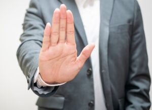 会社・仕事へ行くと吐き気や涙、拒否反応が出る!!原因や症状別の種類と効果的な改善対策・対処方法